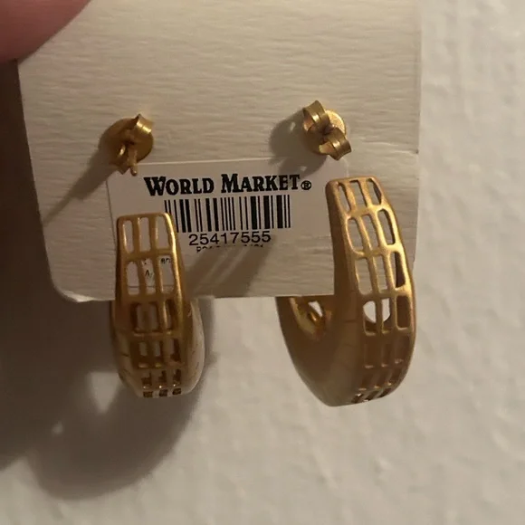 “SEND UR BEST OFFER?” “WORLD MARKET”Gold Hoop Earrings Cream Pearl Like Details🥰 - Picture 2 of 3